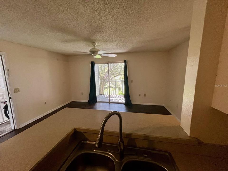 Active With Contract: $1,150 (1 beds, 1 baths, 733 Square Feet)