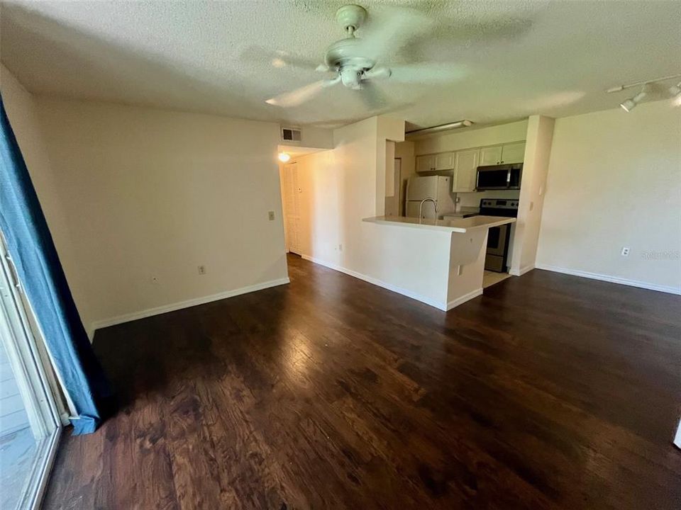 Active With Contract: $1,150 (1 beds, 1 baths, 733 Square Feet)