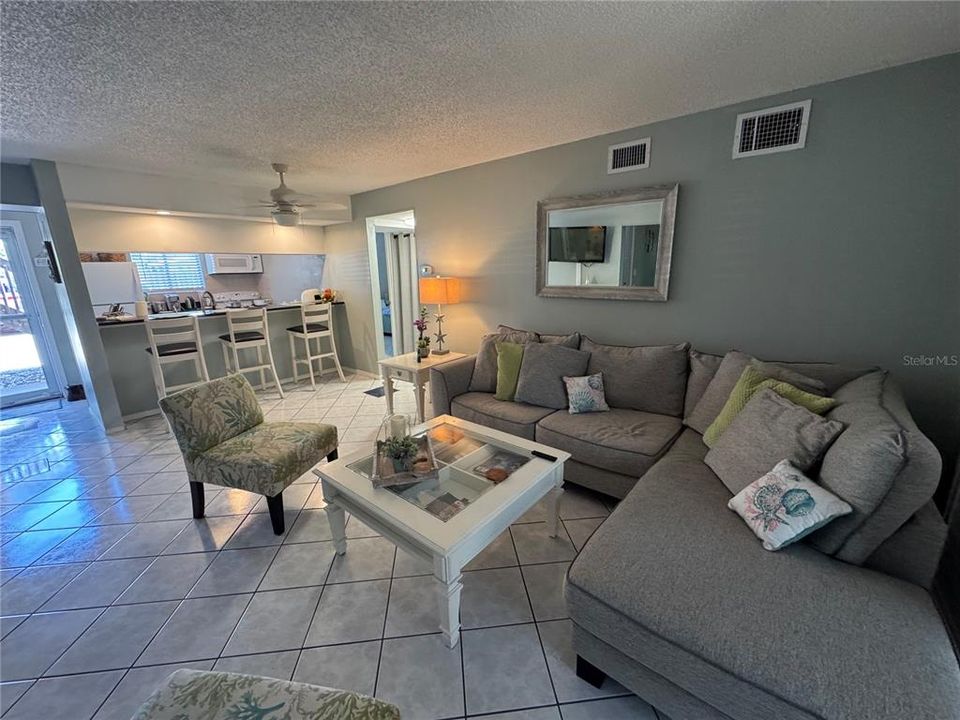 Под контрактом: $2,200 (2 спален, 2 ванн, 936 Квадратных фут)