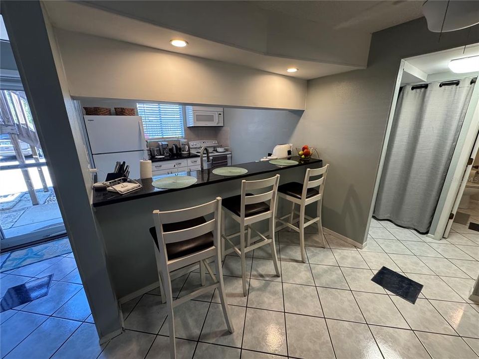 Под контрактом: $2,200 (2 спален, 2 ванн, 936 Квадратных фут)