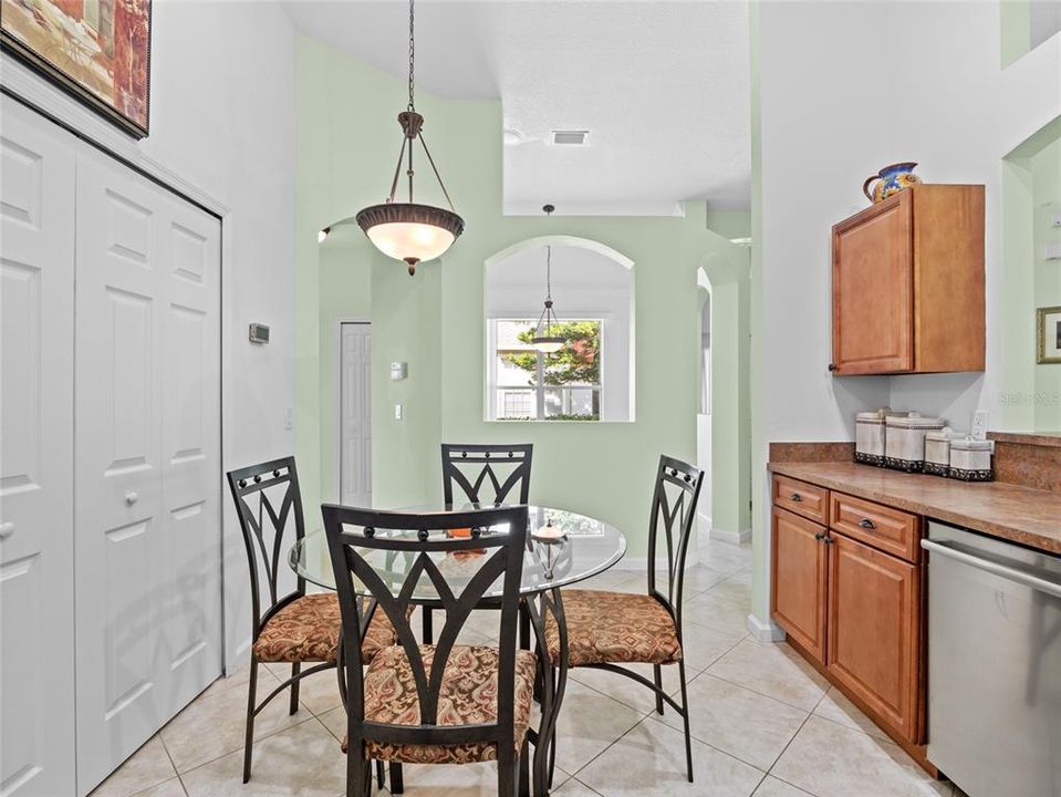 На продажу: $285,000 (2 спален, 2 ванн, 1297 Квадратных фут)