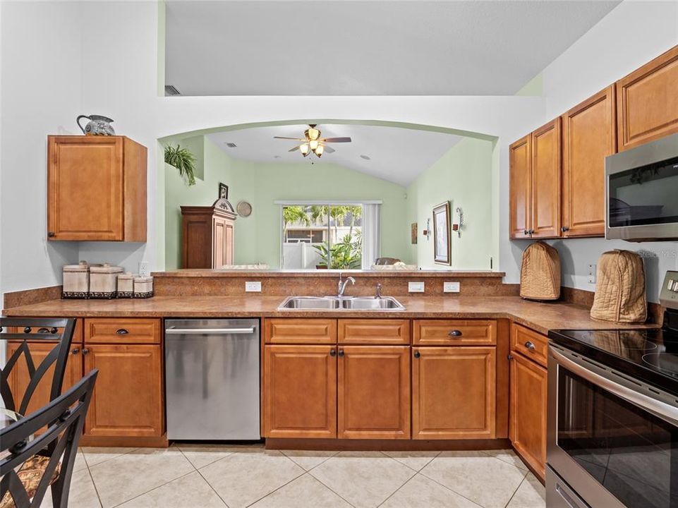 На продажу: $285,000 (2 спален, 2 ванн, 1297 Квадратных фут)