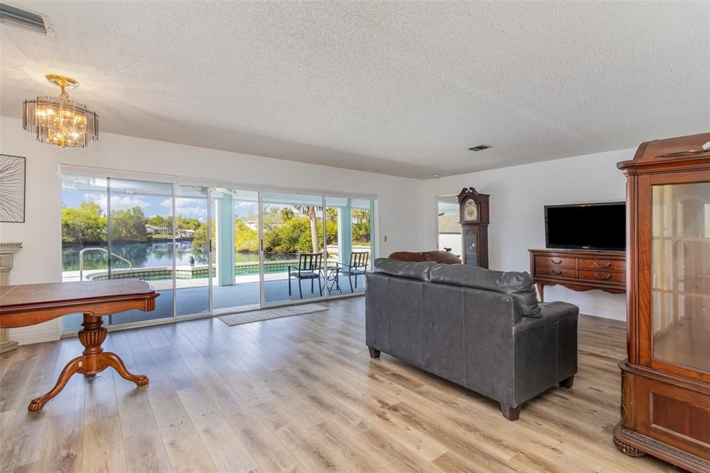 Activo con contrato: $425,000 (3 camas, 2 baños, 1777 Pies cuadrados)