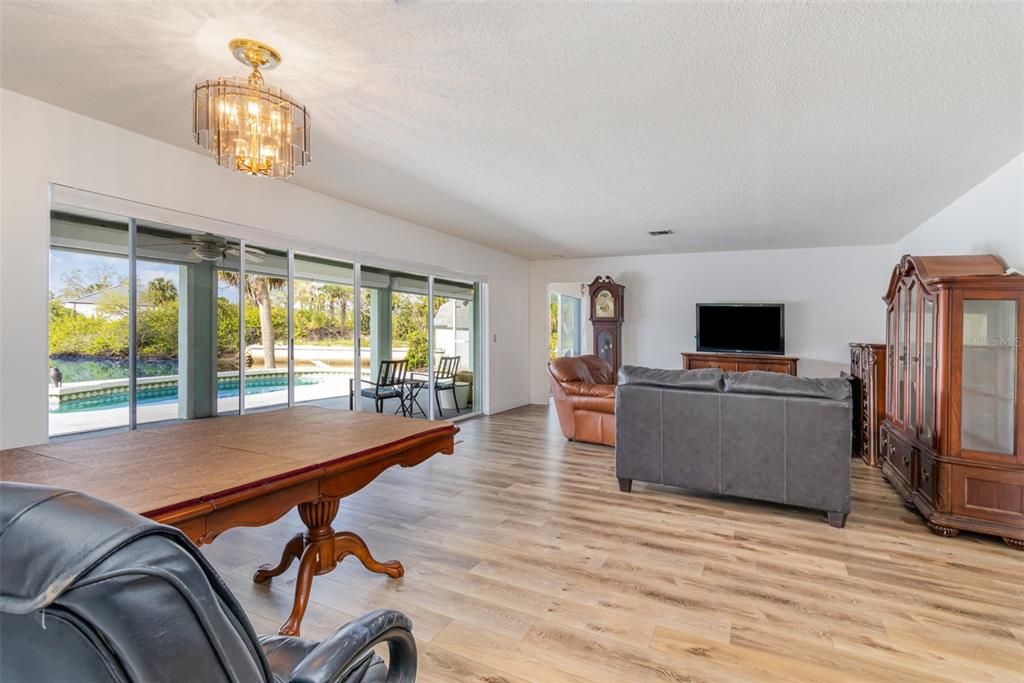 Activo con contrato: $425,000 (3 camas, 2 baños, 1777 Pies cuadrados)