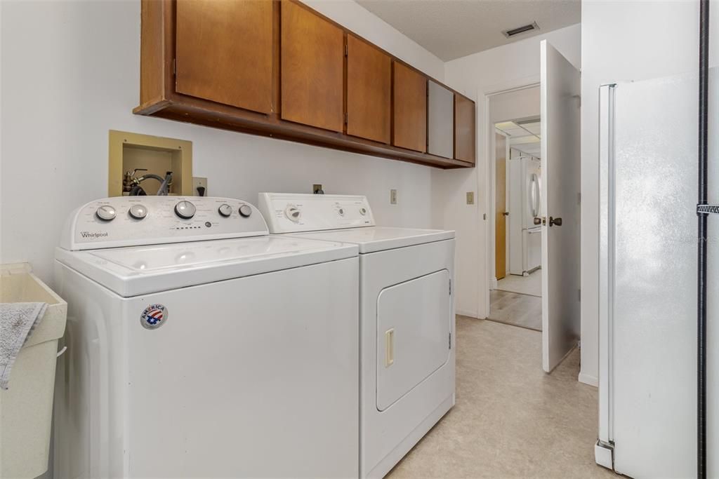 Activo con contrato: $425,000 (3 camas, 2 baños, 1777 Pies cuadrados)