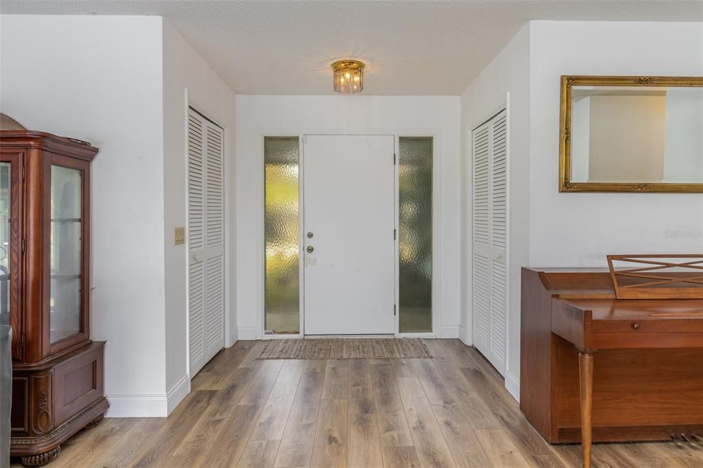 Activo con contrato: $425,000 (3 camas, 2 baños, 1777 Pies cuadrados)