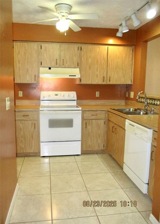 Под контрактом: $230,900 (2 спален, 2 ванн, 1134 Квадратных фут)