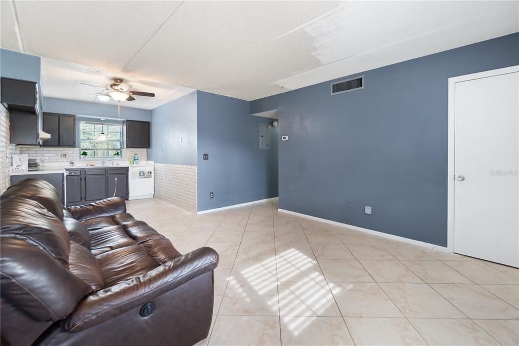 Active With Contract: $60,000 (2 beds, 1 baths, 728 Square Feet)