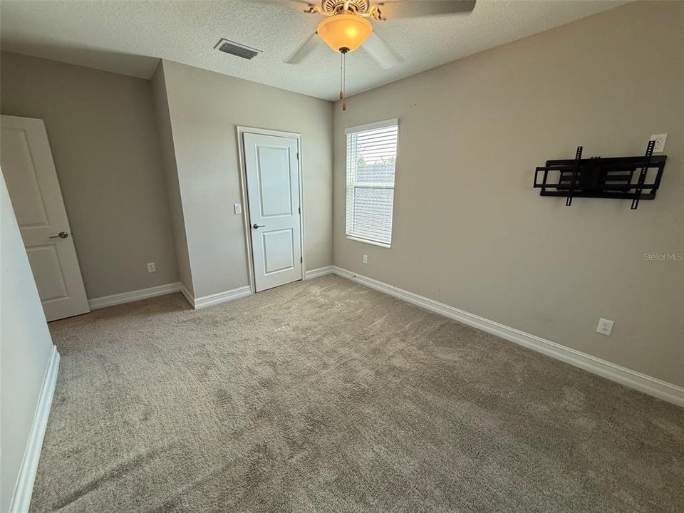 Под контрактом: $499,900 (4 спален, 2 ванн, 2964 Квадратных фут)