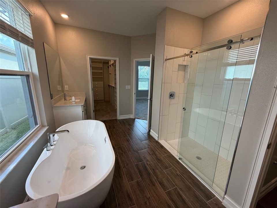 Под контрактом: $499,900 (4 спален, 2 ванн, 2964 Квадратных фут)