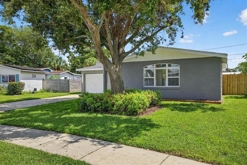 Active With Contract: $349,999 (2 beds, 1 baths, 1091 Square Feet)