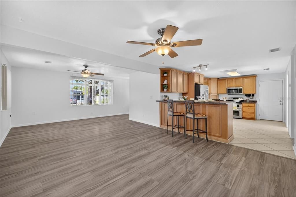 Active With Contract: $349,999 (2 beds, 1 baths, 1091 Square Feet)