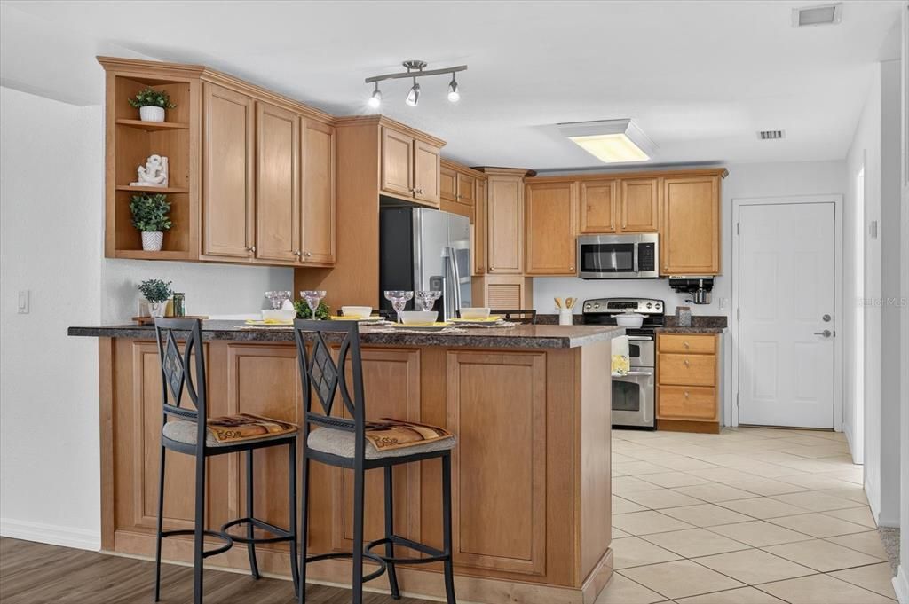 Active With Contract: $349,999 (2 beds, 1 baths, 1091 Square Feet)