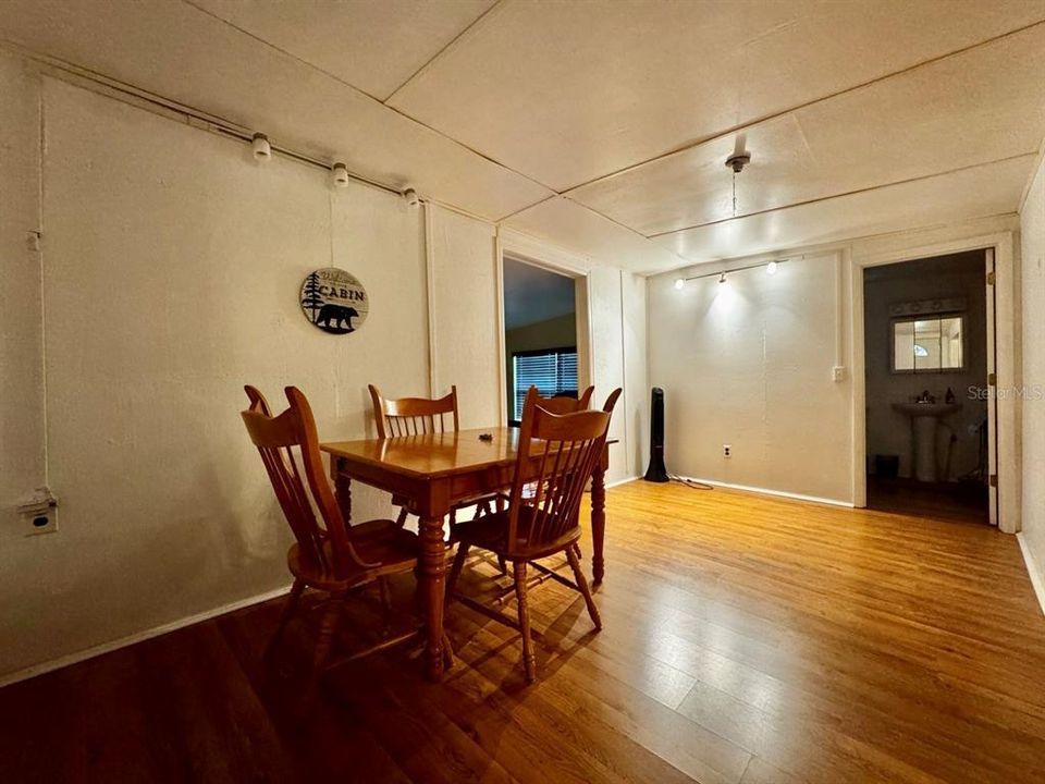 待售: $92,000 (2 贝兹, 1 浴室, 676 平方英尺)