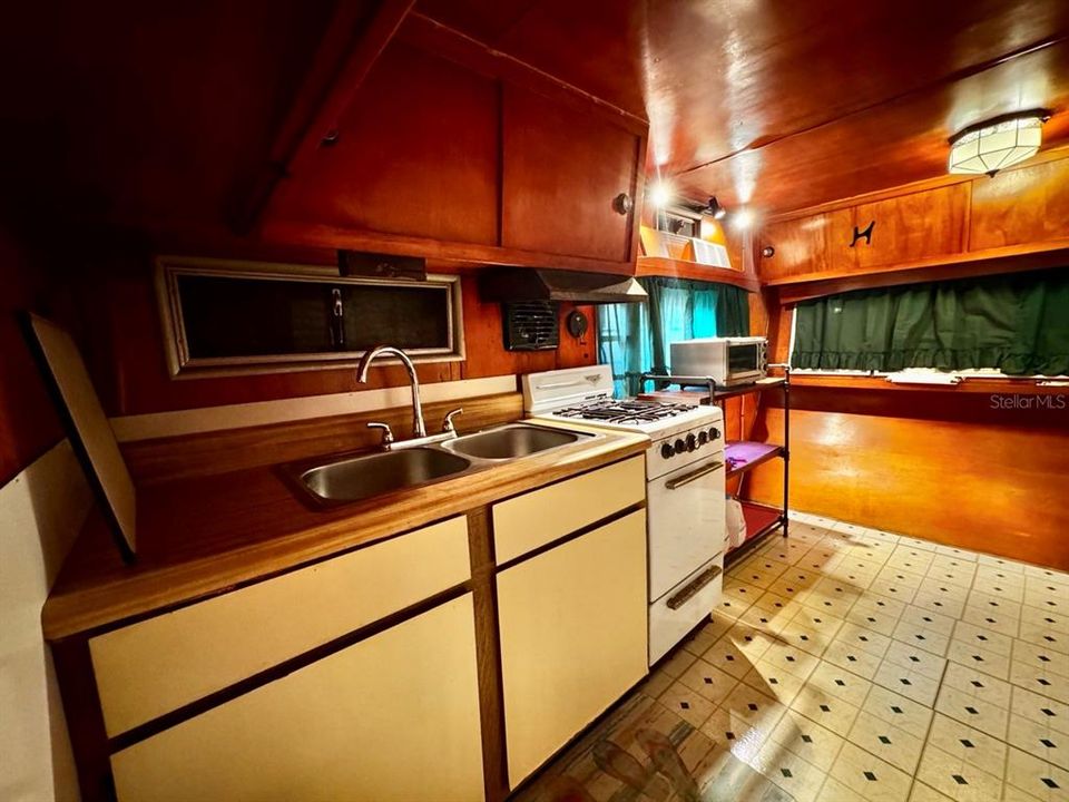 待售: $92,000 (2 贝兹, 1 浴室, 676 平方英尺)