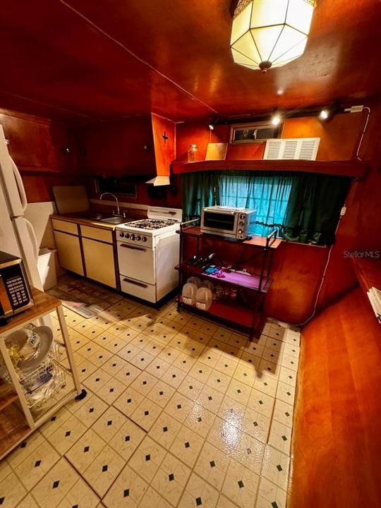 待售: $92,000 (2 贝兹, 1 浴室, 676 平方英尺)