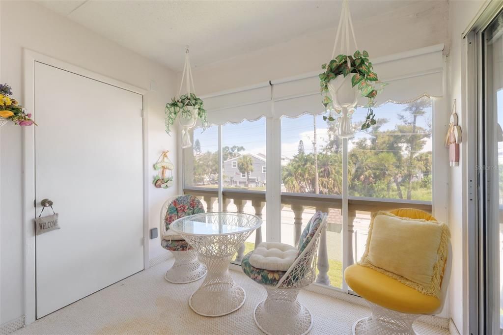 For Sale: $122,500 (1 beds, 1 baths, 669 Square Feet)