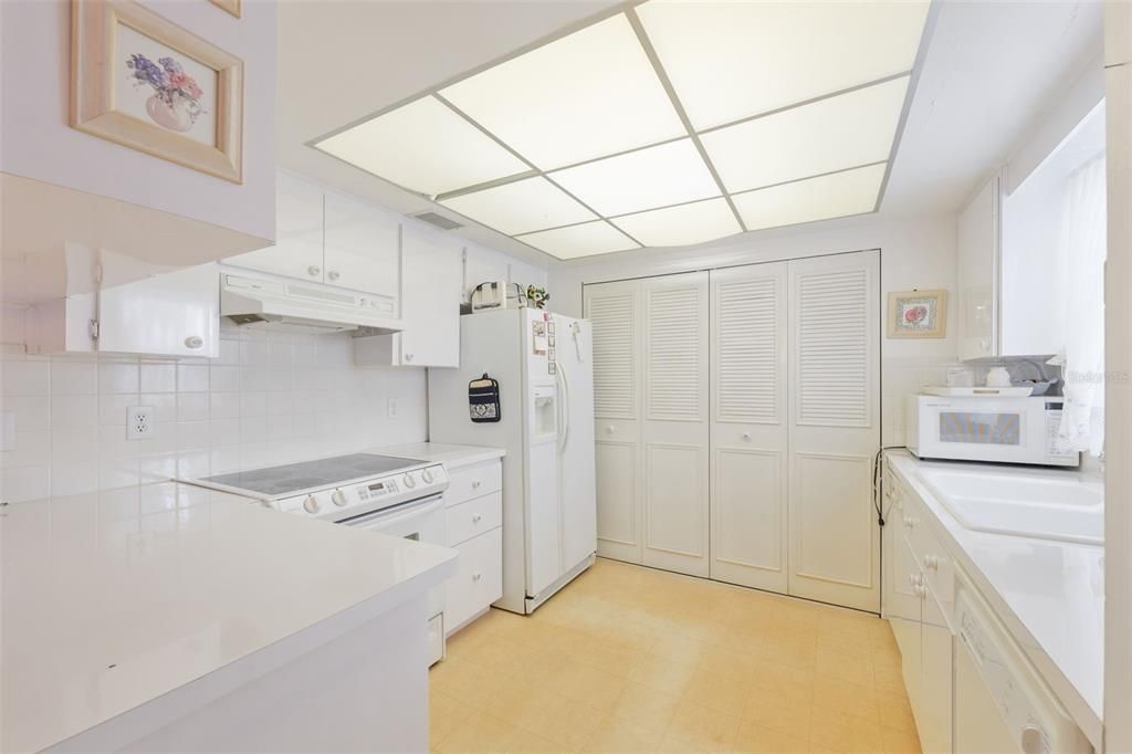 For Sale: $122,500 (1 beds, 1 baths, 669 Square Feet)