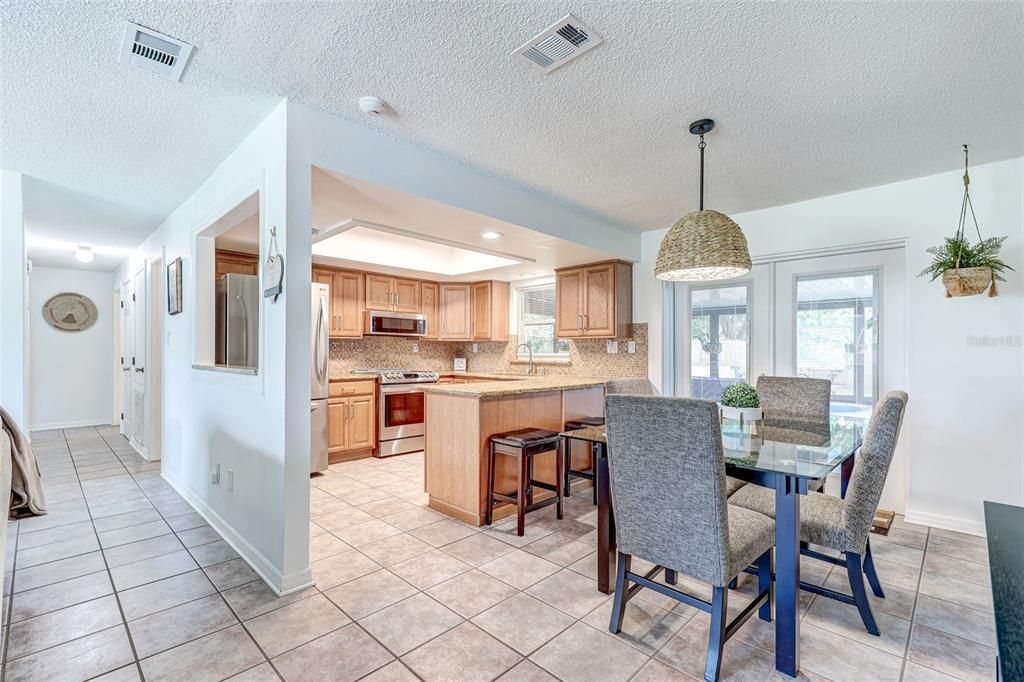 На продажу: $294,999 (3 спален, 2 ванн, 1176 Квадратных фут)