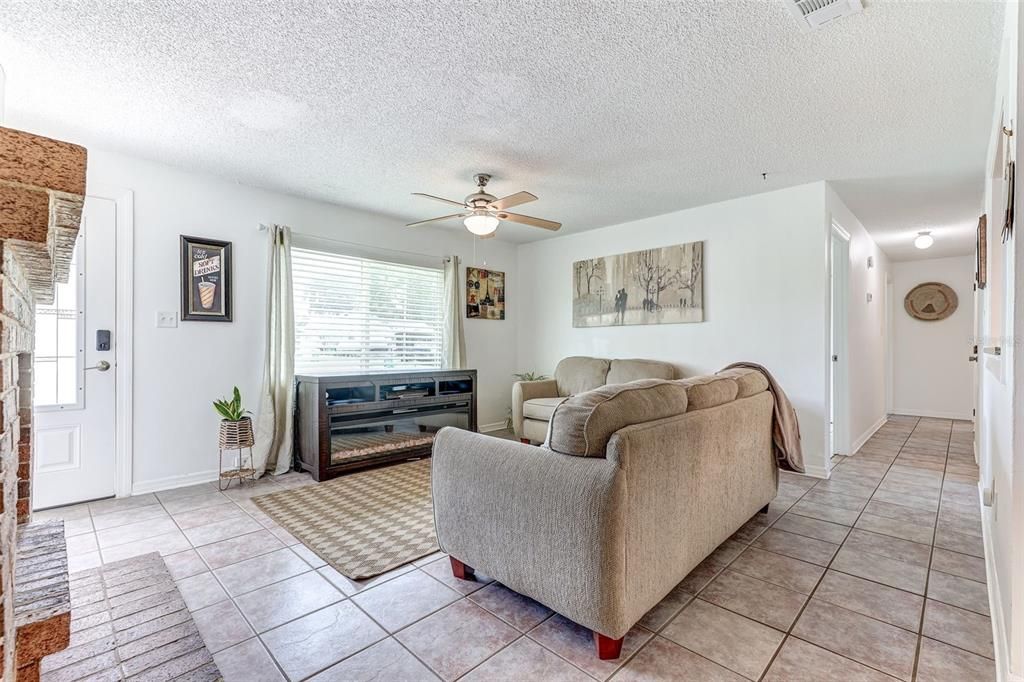 На продажу: $294,999 (3 спален, 2 ванн, 1176 Квадратных фут)