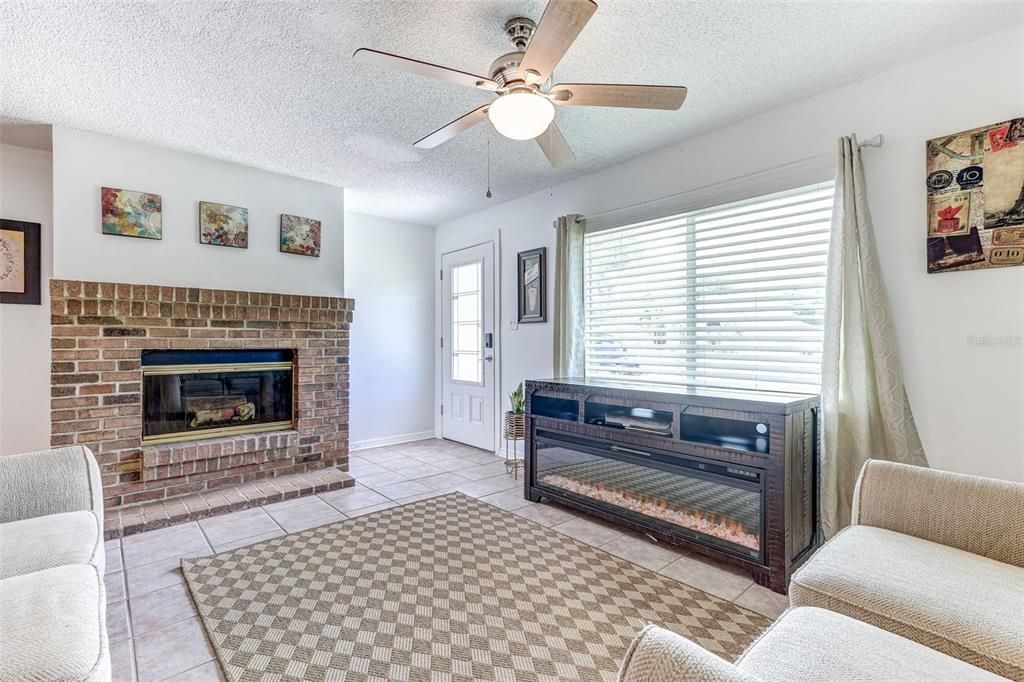 На продажу: $294,999 (3 спален, 2 ванн, 1176 Квадратных фут)