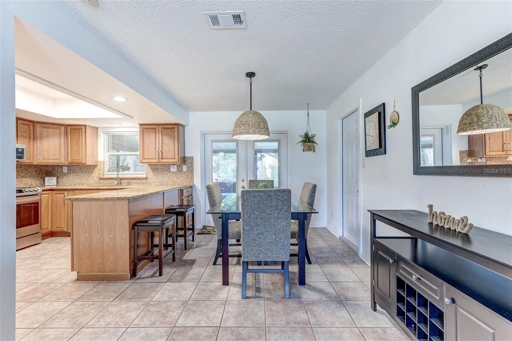 На продажу: $294,999 (3 спален, 2 ванн, 1176 Квадратных фут)