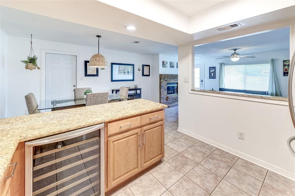 На продажу: $294,999 (3 спален, 2 ванн, 1176 Квадратных фут)