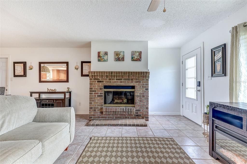 На продажу: $294,999 (3 спален, 2 ванн, 1176 Квадратных фут)