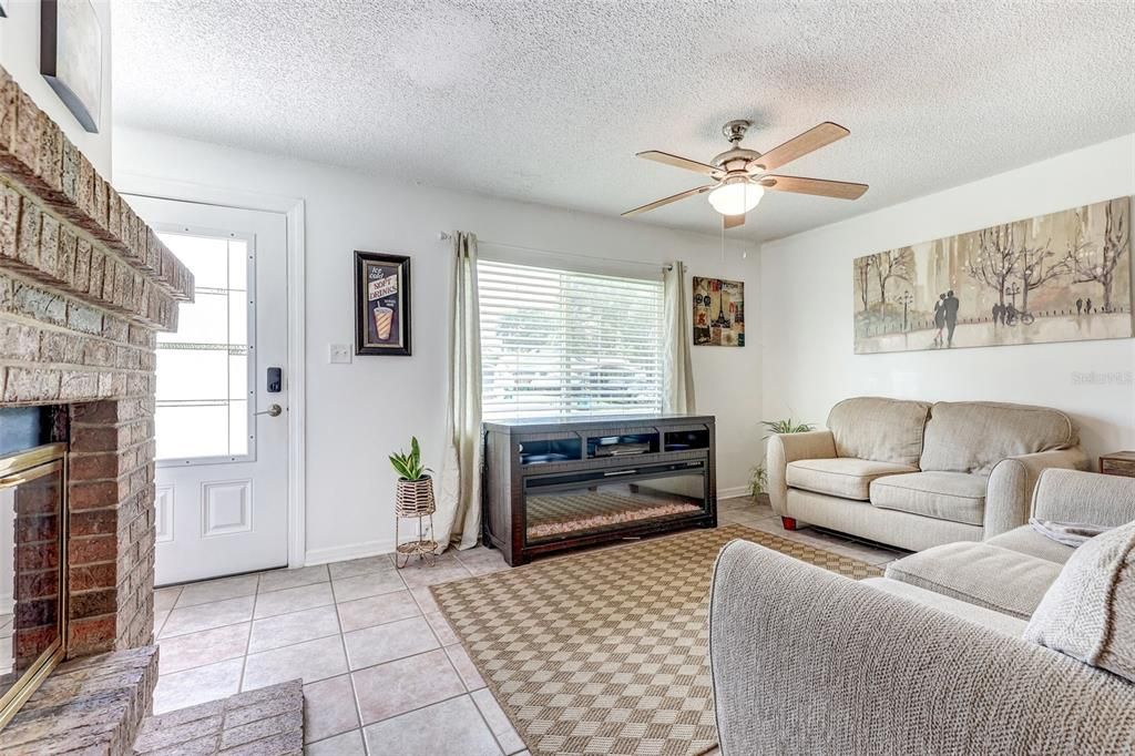 На продажу: $294,999 (3 спален, 2 ванн, 1176 Квадратных фут)