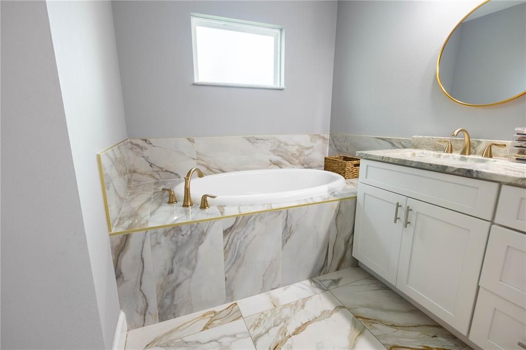 En Venta: $395,000 (4 camas, 2 baños, 1868 Pies cuadrados)