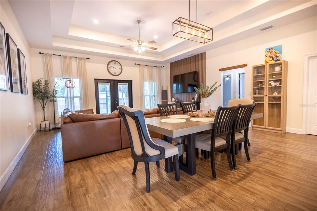 En Venta: $395,000 (4 camas, 2 baños, 1868 Pies cuadrados)