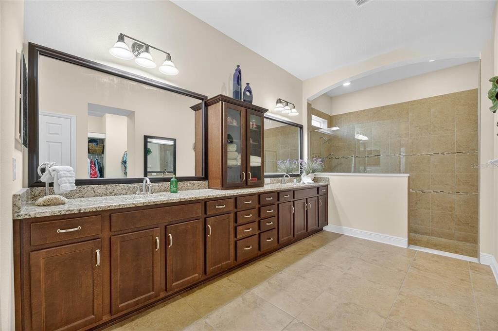 合同活跃: $575,000 (3 贝兹, 2 浴室, 2583 平方英尺)