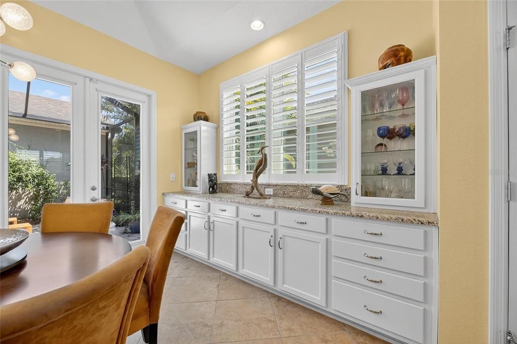 合同活跃: $575,000 (3 贝兹, 2 浴室, 2583 平方英尺)