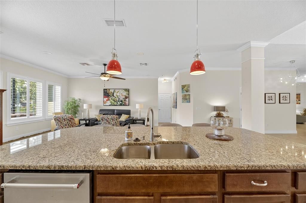 合同活跃: $575,000 (3 贝兹, 2 浴室, 2583 平方英尺)