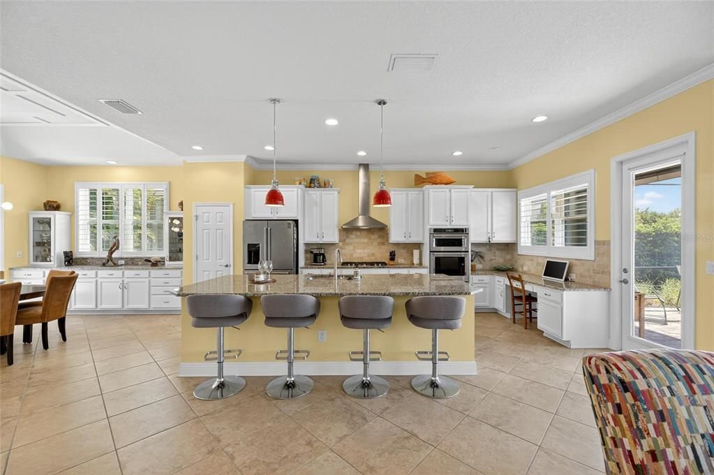 合同活跃: $575,000 (3 贝兹, 2 浴室, 2583 平方英尺)