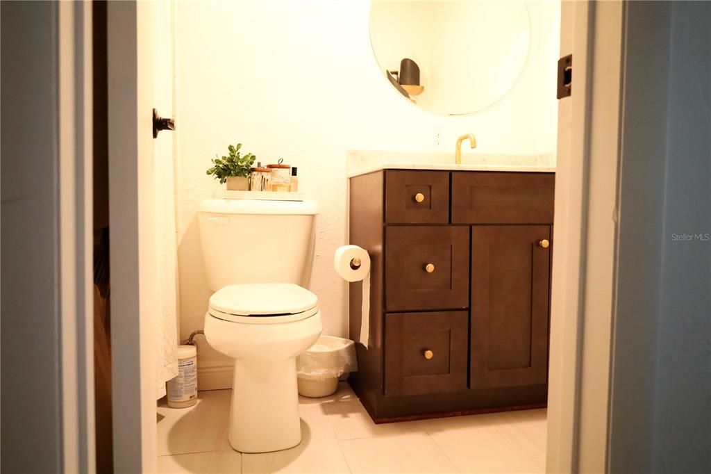 合同活跃: $135,000 (2 贝兹, 2 浴室, 1110 平方英尺)