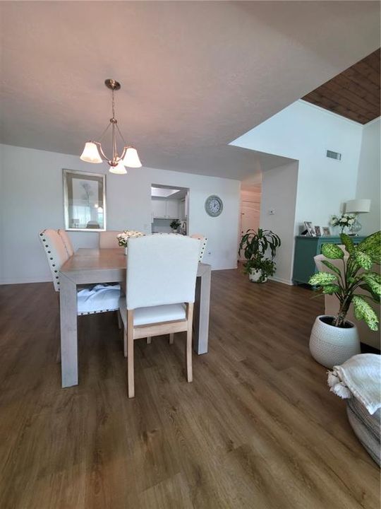 合同活跃: $135,000 (2 贝兹, 2 浴室, 1110 平方英尺)