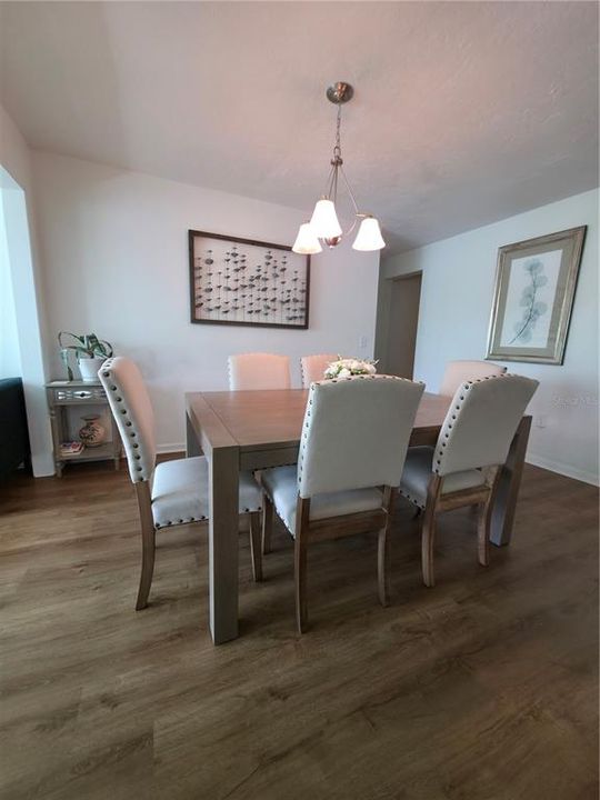 合同活跃: $135,000 (2 贝兹, 2 浴室, 1110 平方英尺)