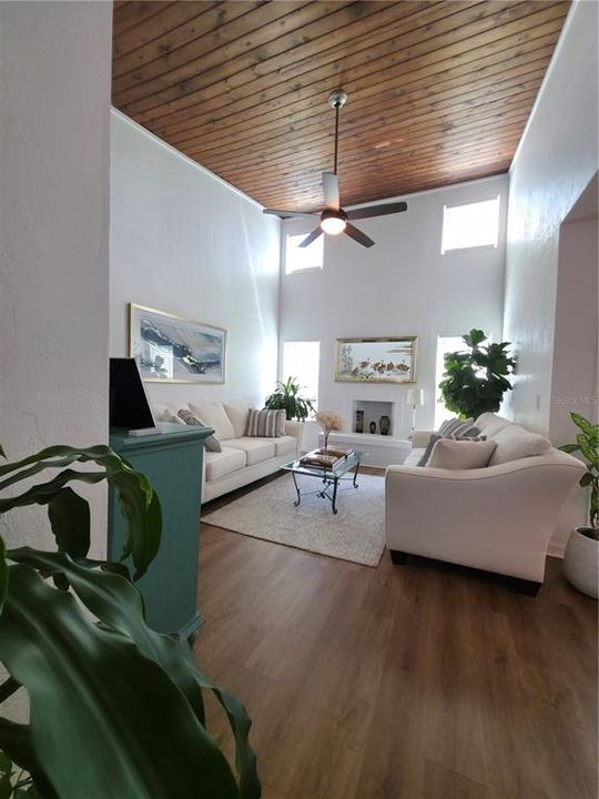 合同活跃: $135,000 (2 贝兹, 2 浴室, 1110 平方英尺)