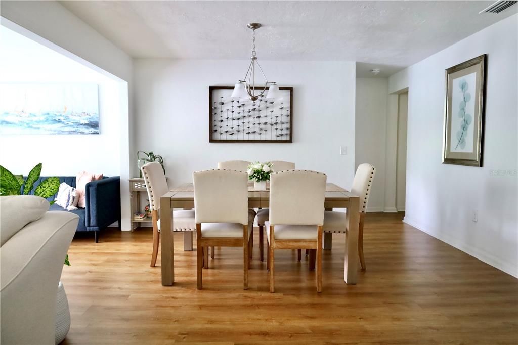 合同活跃: $135,000 (2 贝兹, 2 浴室, 1110 平方英尺)