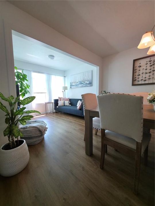 合同活跃: $135,000 (2 贝兹, 2 浴室, 1110 平方英尺)