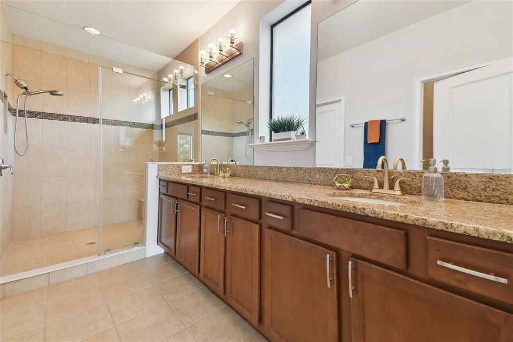 Activo con contrato: $500,000 (4 camas, 3 baños, 2379 Pies cuadrados)