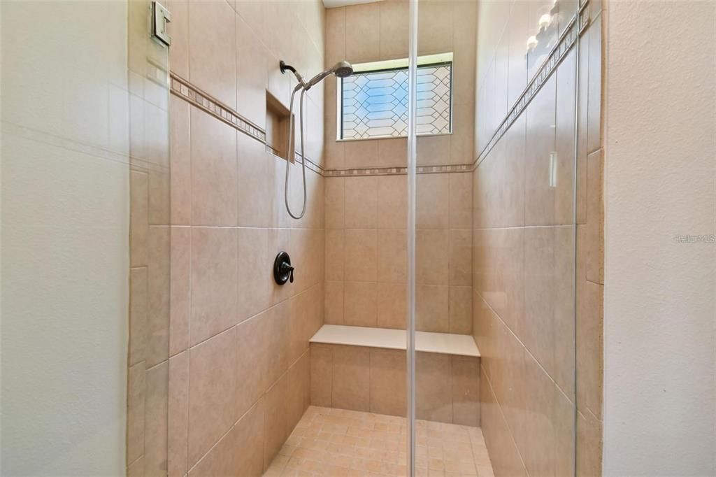 Activo con contrato: $500,000 (4 camas, 3 baños, 2379 Pies cuadrados)