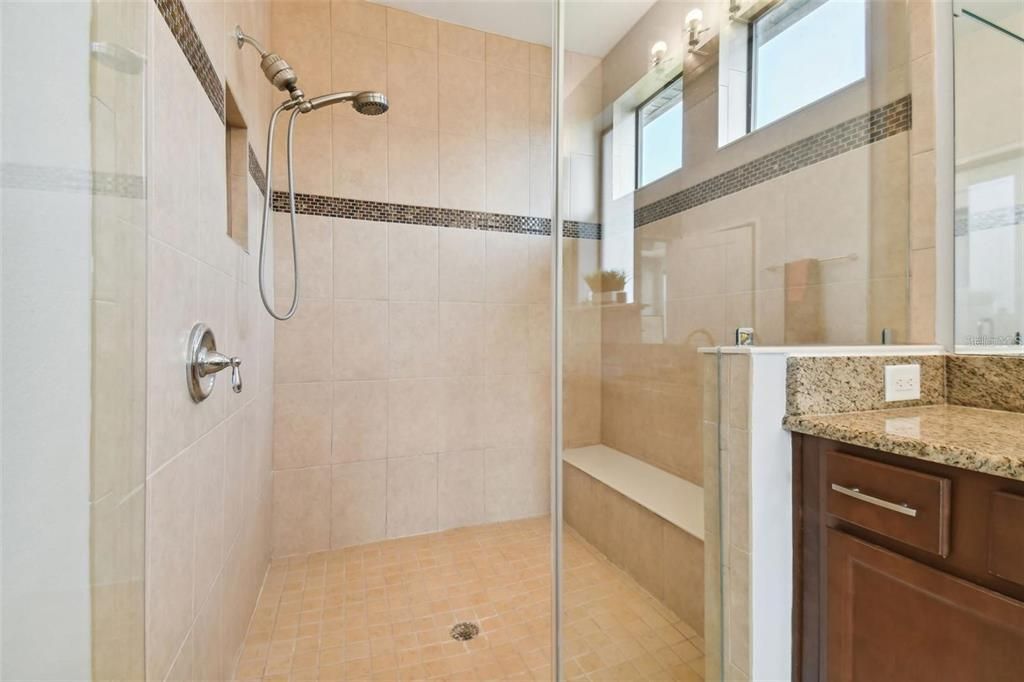 Activo con contrato: $500,000 (4 camas, 3 baños, 2379 Pies cuadrados)