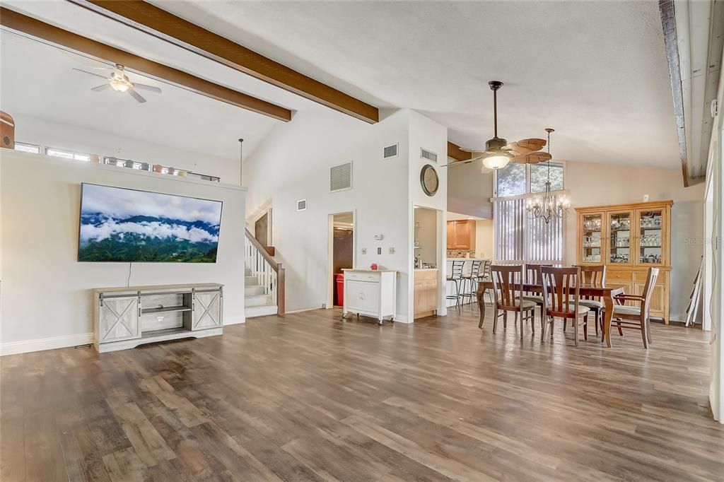 На продажу: $249,000 (2 спален, 2 ванн, 2131 Квадратных фут)