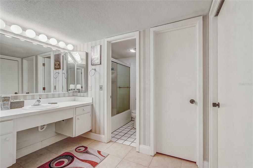 На продажу: $249,000 (2 спален, 2 ванн, 2131 Квадратных фут)