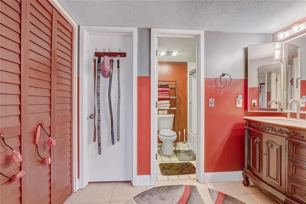 На продажу: $249,000 (2 спален, 2 ванн, 2131 Квадратных фут)