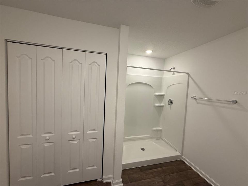 Activo con contrato: $354,990 (4 camas, 2 baños, 2113 Pies cuadrados)