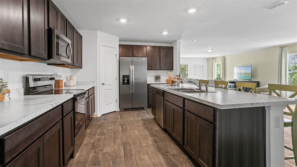 Activo con contrato: $354,990 (4 camas, 2 baños, 2113 Pies cuadrados)