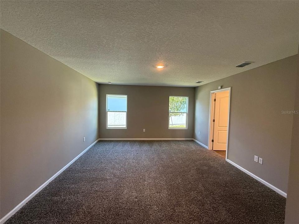 Activo con contrato: $354,990 (4 camas, 2 baños, 2113 Pies cuadrados)